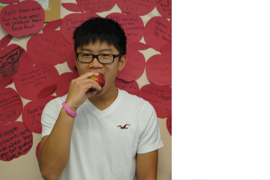 Sophomore%2CZebin+Guo+enjoying+an+apple+at+Big+Apple+Crunch+Day.